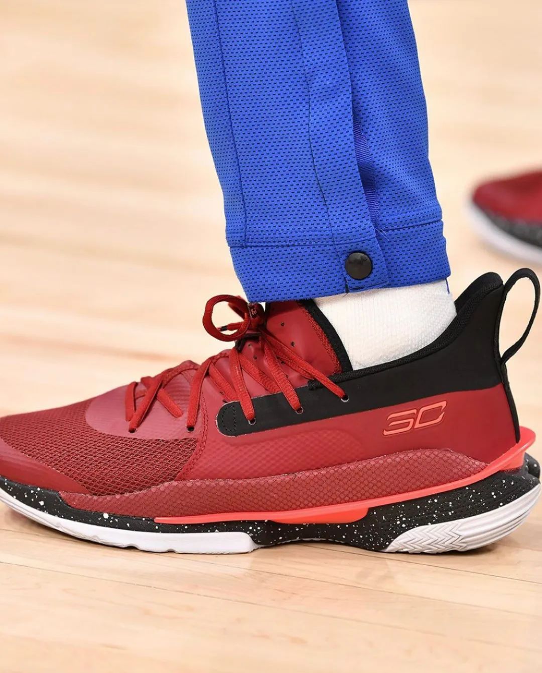 库里7首发配色,库里7主场配色和黑金配色选哪个