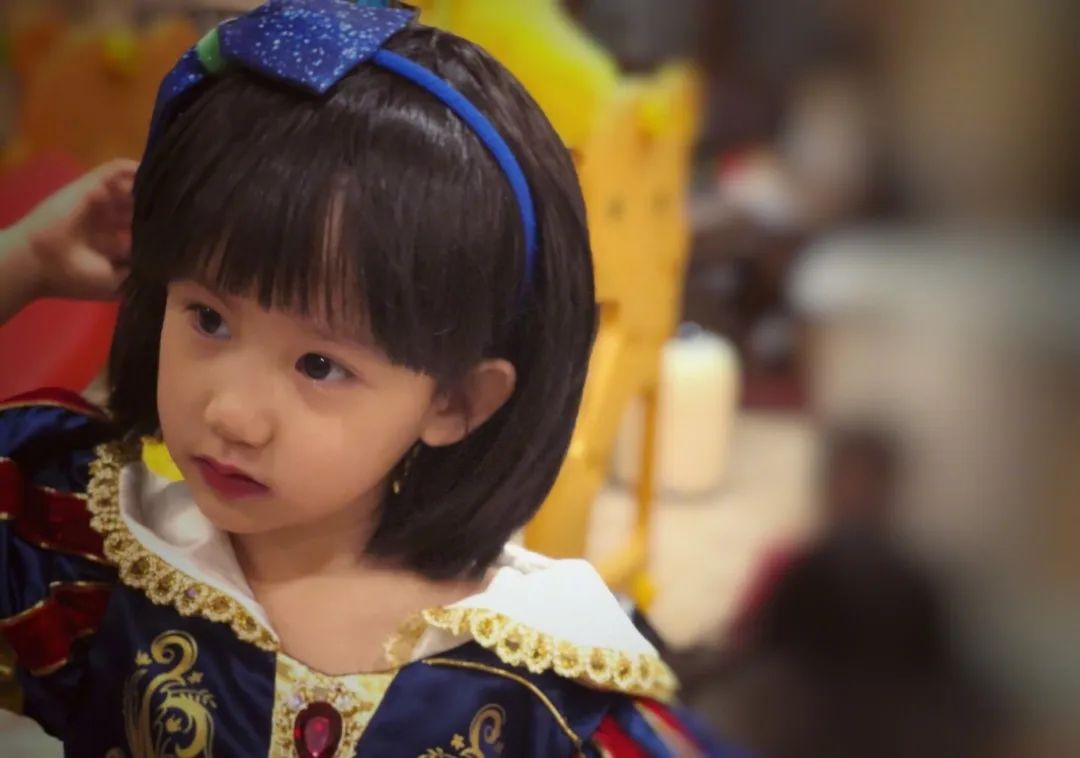 小孩开始穿大人衣服说明什么,孩子为什么老是穿反衣服