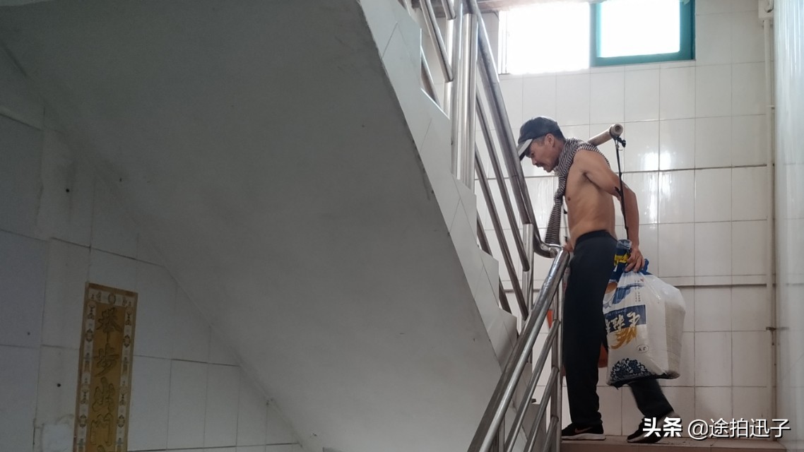 挑山工到山顶一趟多少钱,挑山工一天多少钱