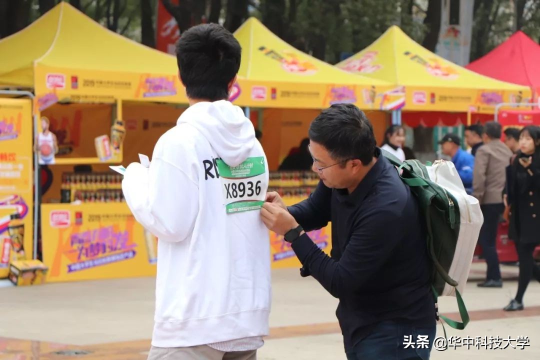 校园马拉松感受青春力量,在教室看同学田径比赛