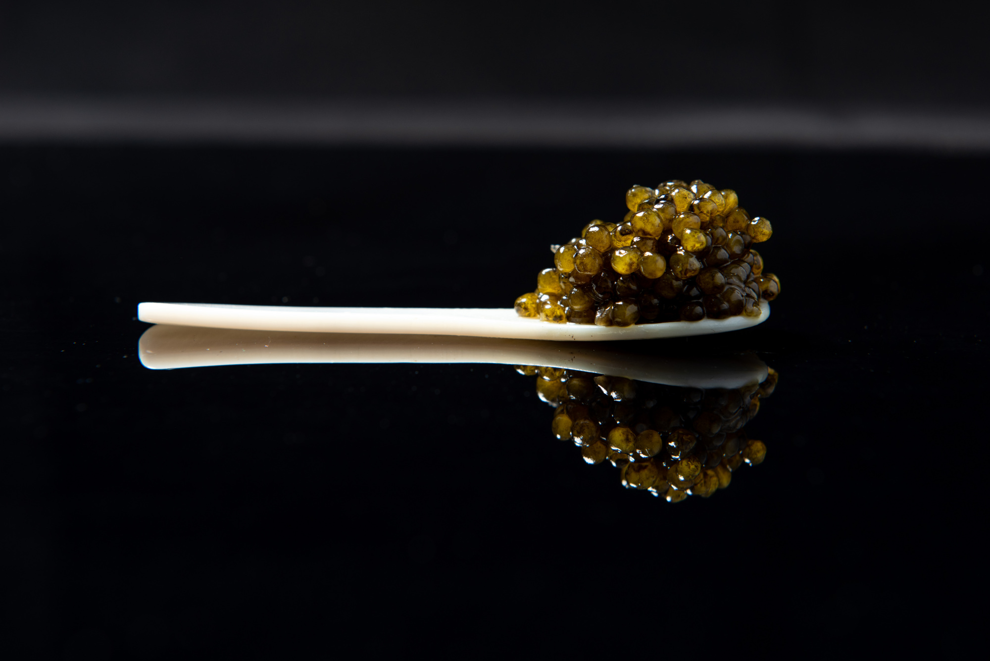 粒粒爆浆鲟鱼子酱,鲟鱼籽酱舌尖上的美味