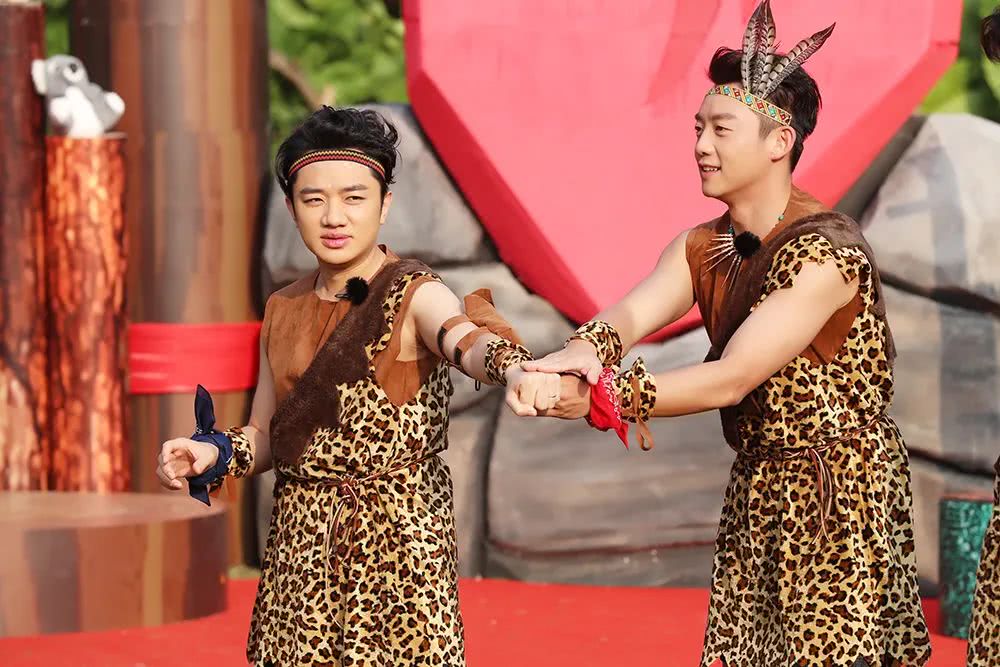 郑恺晒新跑男团合影照片,跑男团集体为郑恺庆生