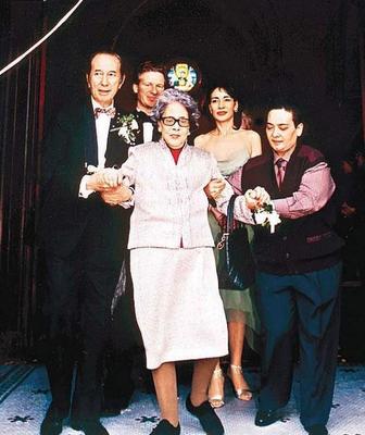 赌王一共有几房妻子,赌王背后的女人