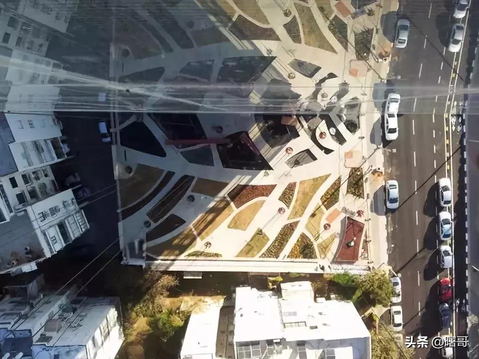 世界上的路本来很平凡，自从遇上设计师，此路非彼路