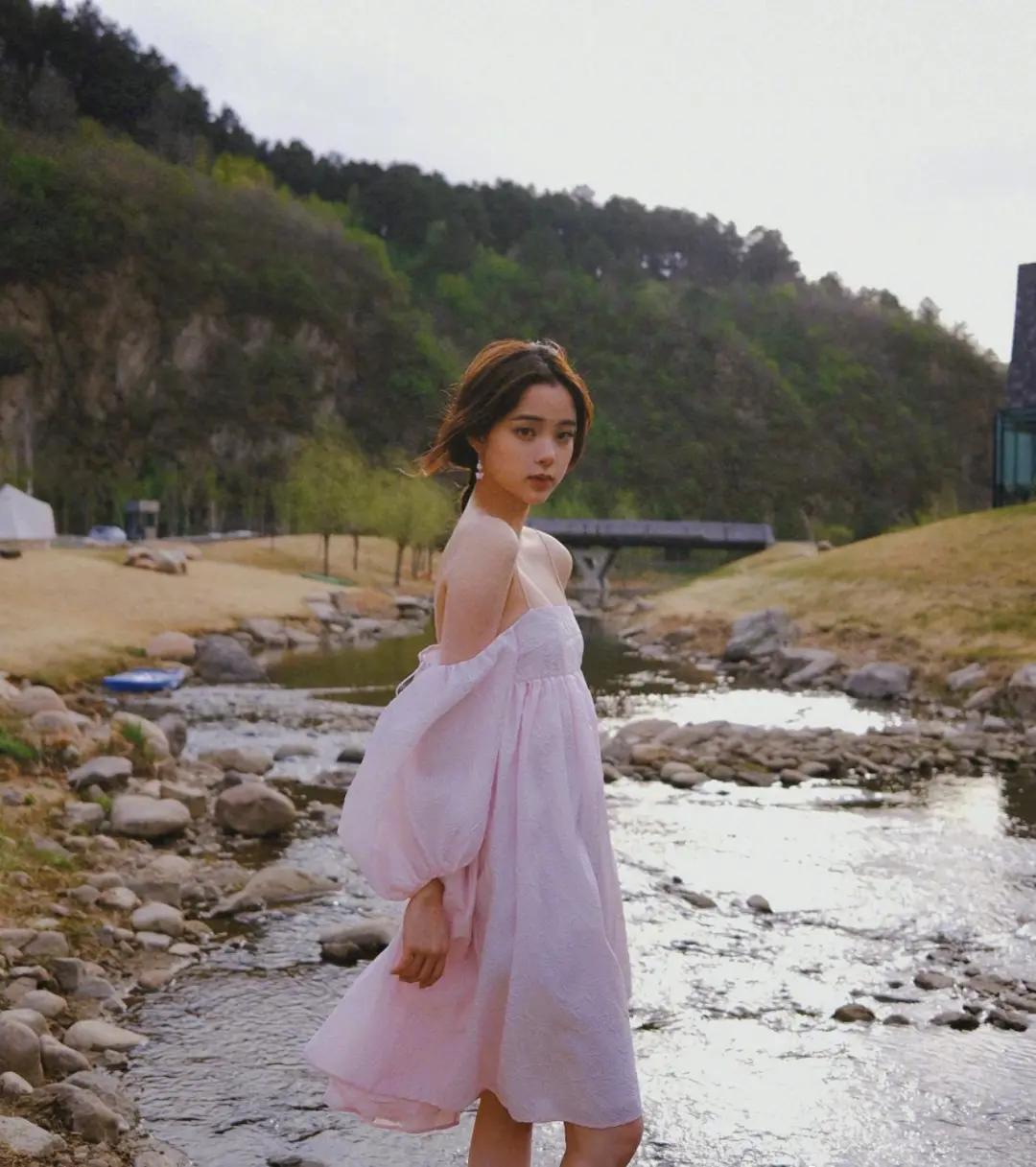 欧阳娜娜王牌对王牌第四季穿裙子,欧阳娜娜的时装周穿搭气质又高级