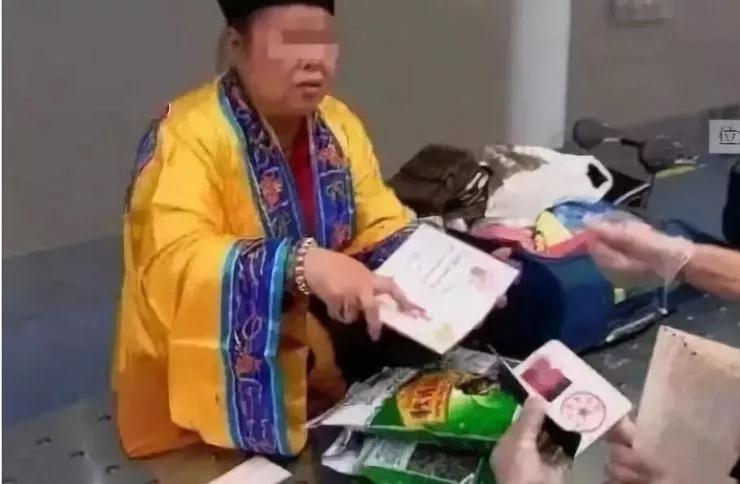 留学生海关安检被拒，CL的萝卜丁口红竟成凶器！