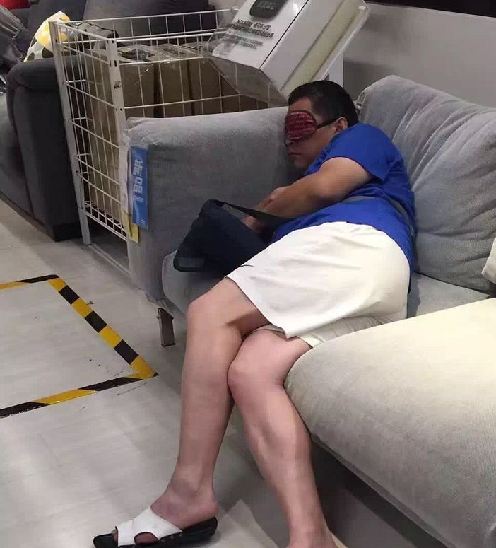 男子在宜家脱鞋试睡,宜家蹭睡为什么不能驱赶