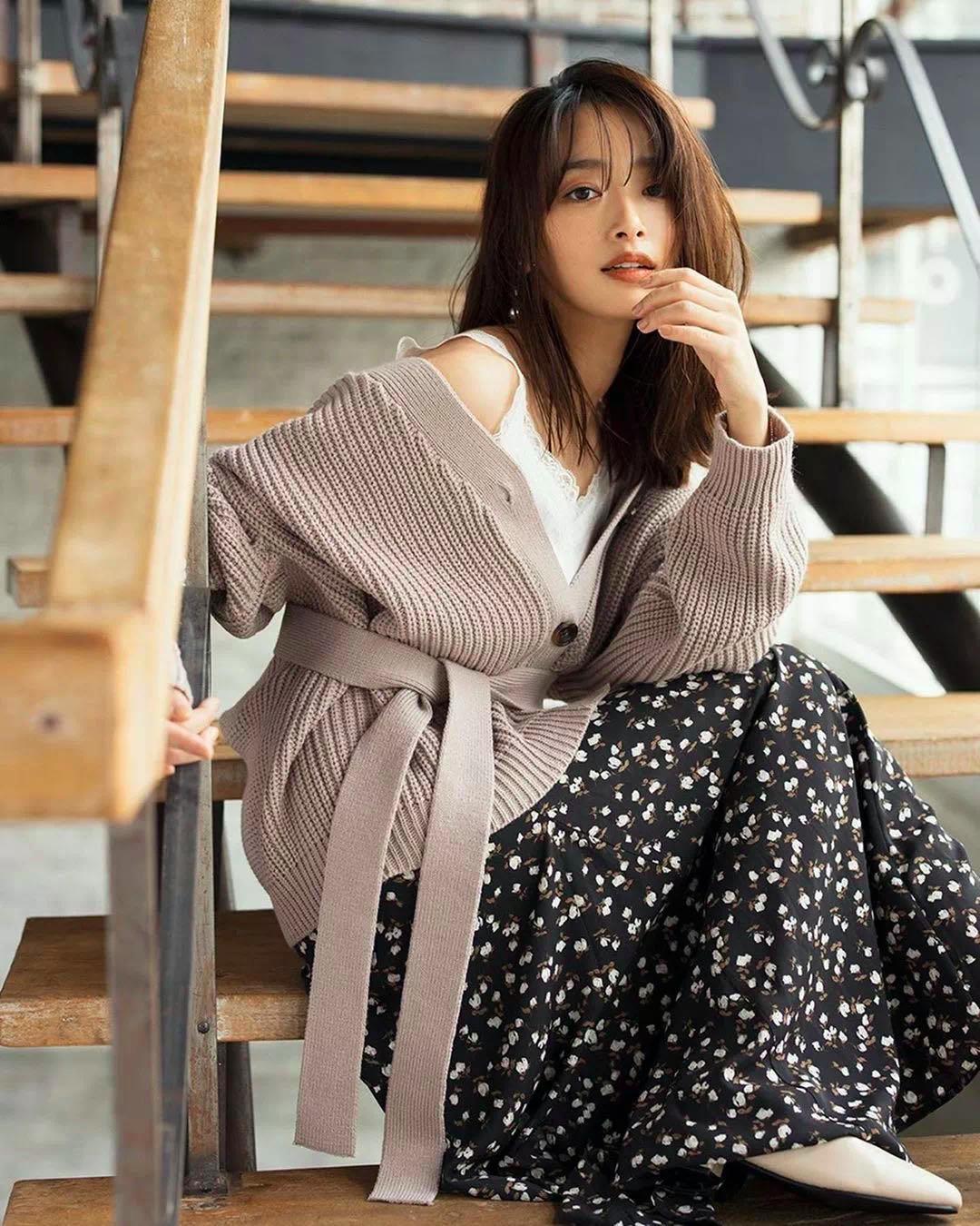 碎花裙与秋天更搭,碎花裙穿搭的正确模式穿出高级感