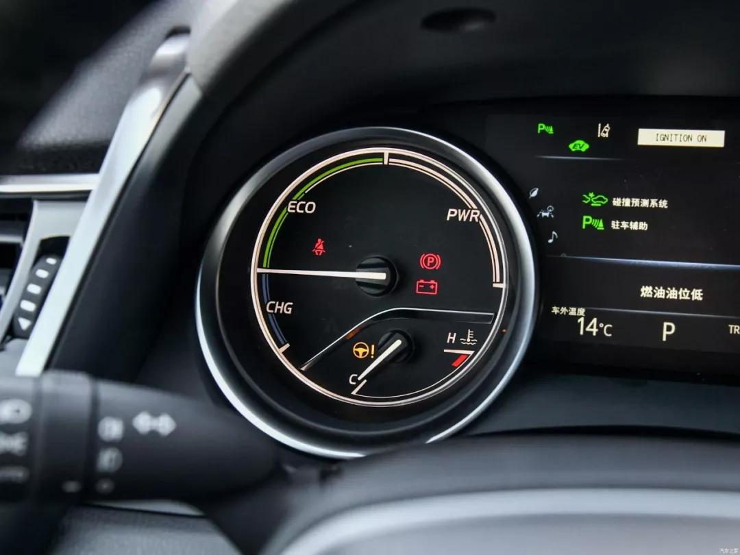 试驾凯美瑞双擎油耗,丰田凯美瑞混动豪华版试驾视频