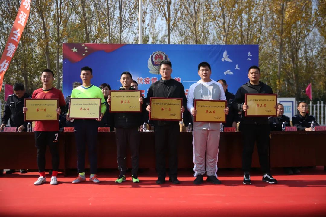 市公安局*党**委副书记、副局长周战威，市公安局*党**委委员、政治部主任吴卫红出席全市公安机关警体运动会闭幕式