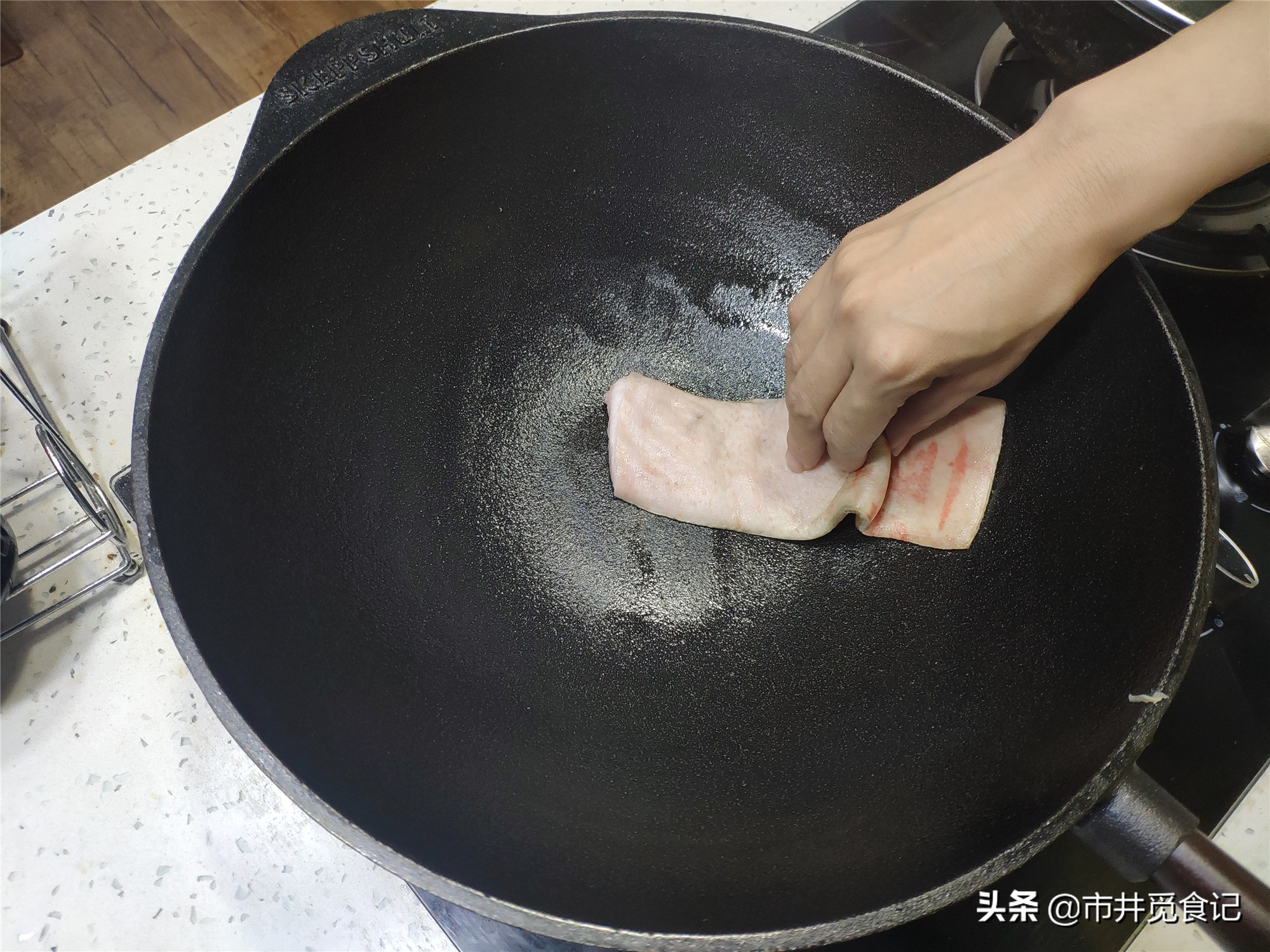 铁锅怎么开锅?拿到新锅别着急用,简单几步开锅,不会粘锅寿命长