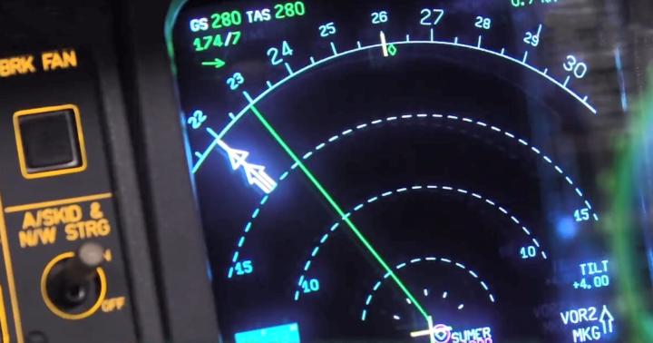 飞机降落前驾驶是如何对准跑道的,飞机降落如何通过雷达对准跑道