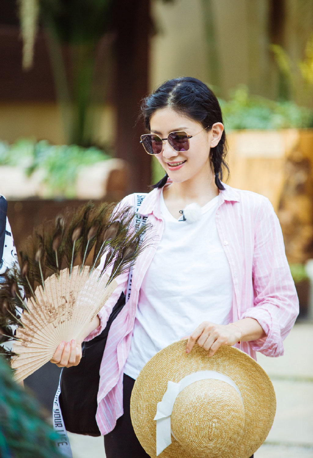 胡可穿衣搭配图,44岁胡可穿娃娃连衣裙配小白鞋