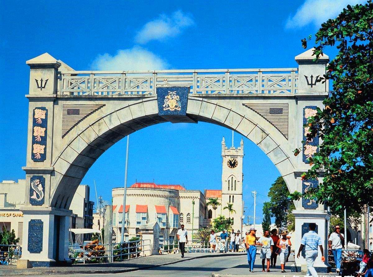 蕾哈娜为什么是山东歌后,巴巴多斯是哪里