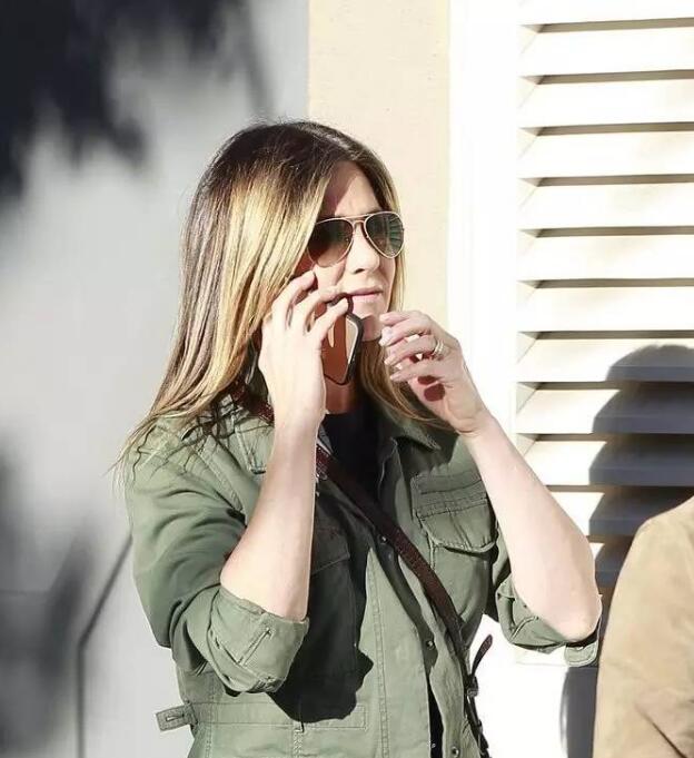 美国甜心魅力依旧！让皮特念念不忘的安妮斯顿当选最会赚钱女演员