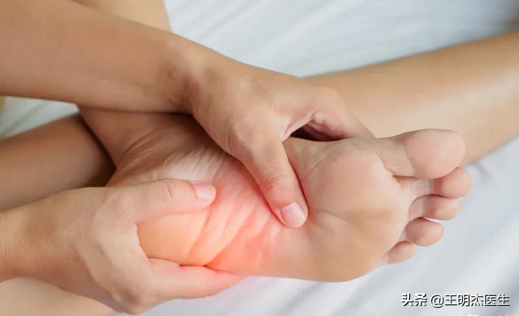 下肢动脉血栓晚上疼痛厉害,下肢动脉栓塞会引起膝盖困疼