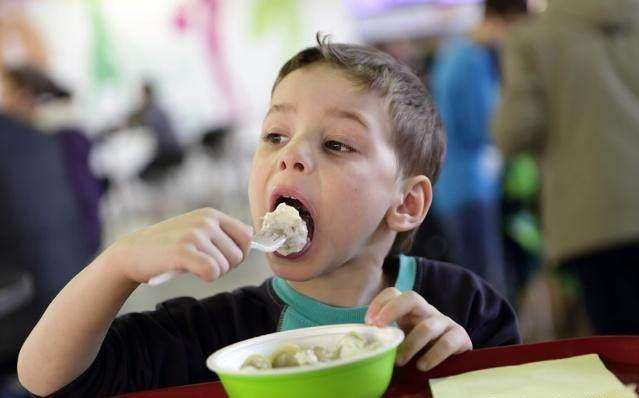 “老师,我孩子不吃葱,请挑出来”,老师的回应让宝妈惭愧不已