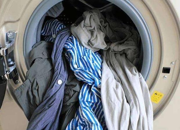 衣服太脏必须洗完再丢洗衣机,洗衣机里放塑料瓶要不要装水