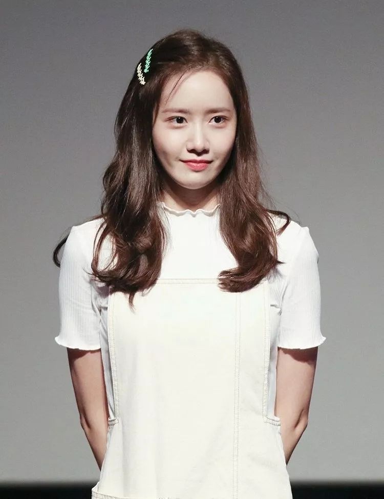 “南韩童颜”林允儿真低调,一身校园风背带裤太乖巧,哪像29岁