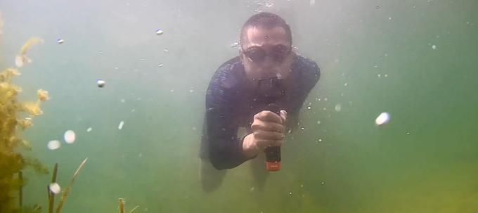 在高山湖泊边拍摄的风景照片湖底,绝美天池风光摄影照片