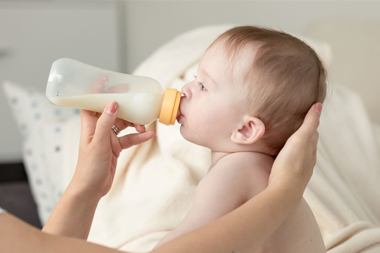 奶粉喂养宝宝怎么判断是否加量,宝宝纯奶粉喂养不长体重怎么办