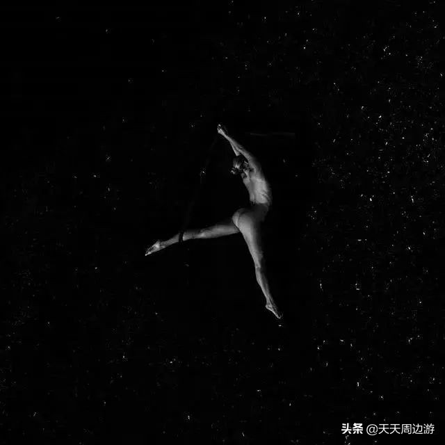 她在世界各地拍下裸照，吸引了8000万的粉丝，却没有一张是色情的