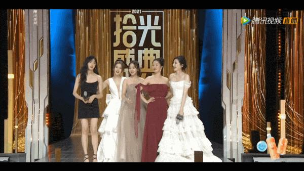 两个美女在公司打架薅头发,泰剧女人打架抓脸薅头发