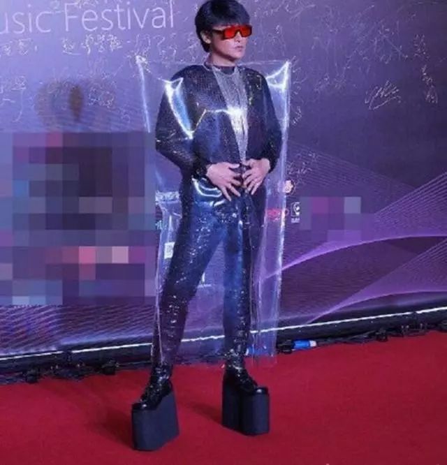 陈志朋厚底鞋,陈志朋穿白皮靴