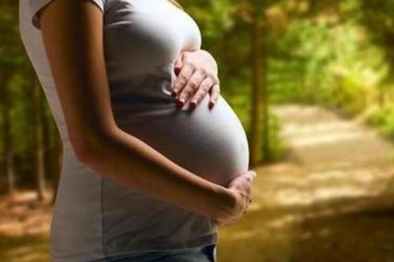 孕期肚子发硬发紧是怎么回事啊,孕期肚子总是发紧发硬怎么回事