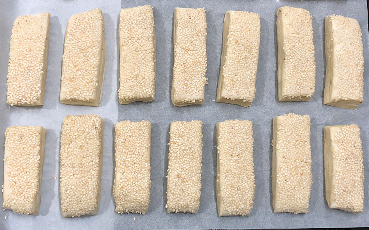 怎么做黑芝麻饼又酥又脆,用面粉鸡蛋芝麻做软饼做法