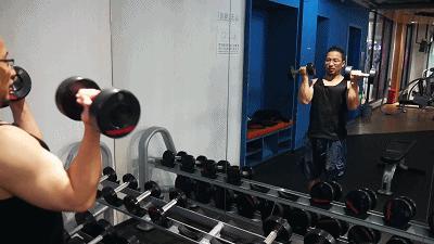你真的懂哑铃弯举吗？不可忽视的细节帮你一网打尽