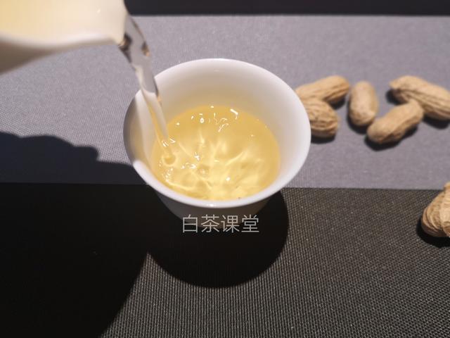 老白茶有两个办法可以提高茶香,怎样才能煮出老白茶的香气
