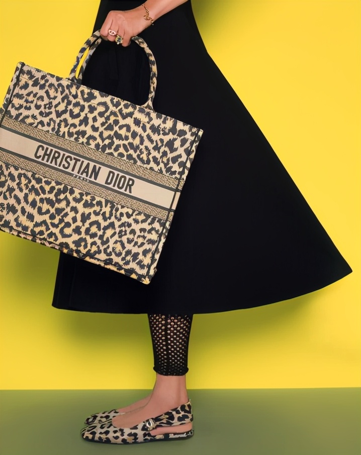 dior老花托特中号和大号哪个热卖,dior2023春夏蕾丝款托特包颜色