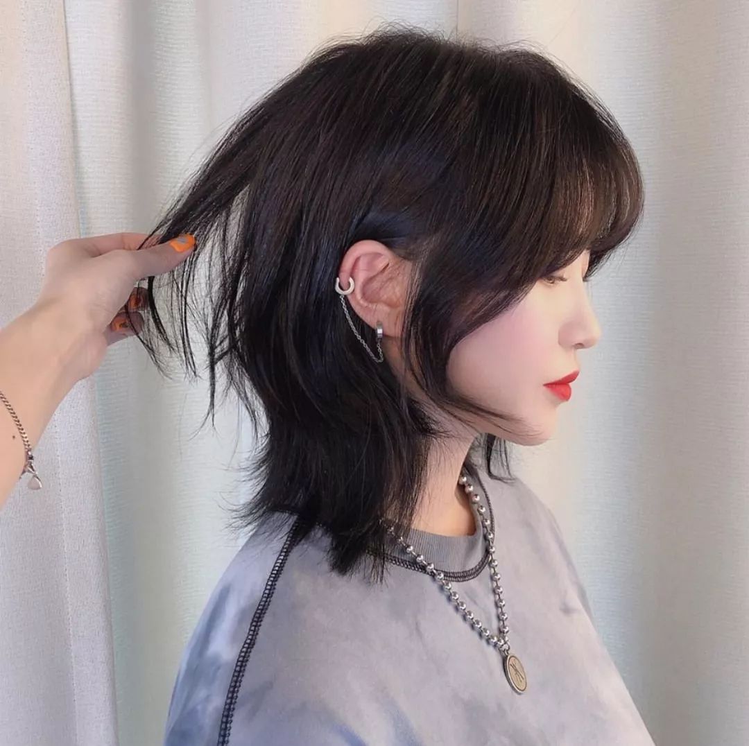 燕尾个性有型的短发,女士短发燕尾造型色彩搭配