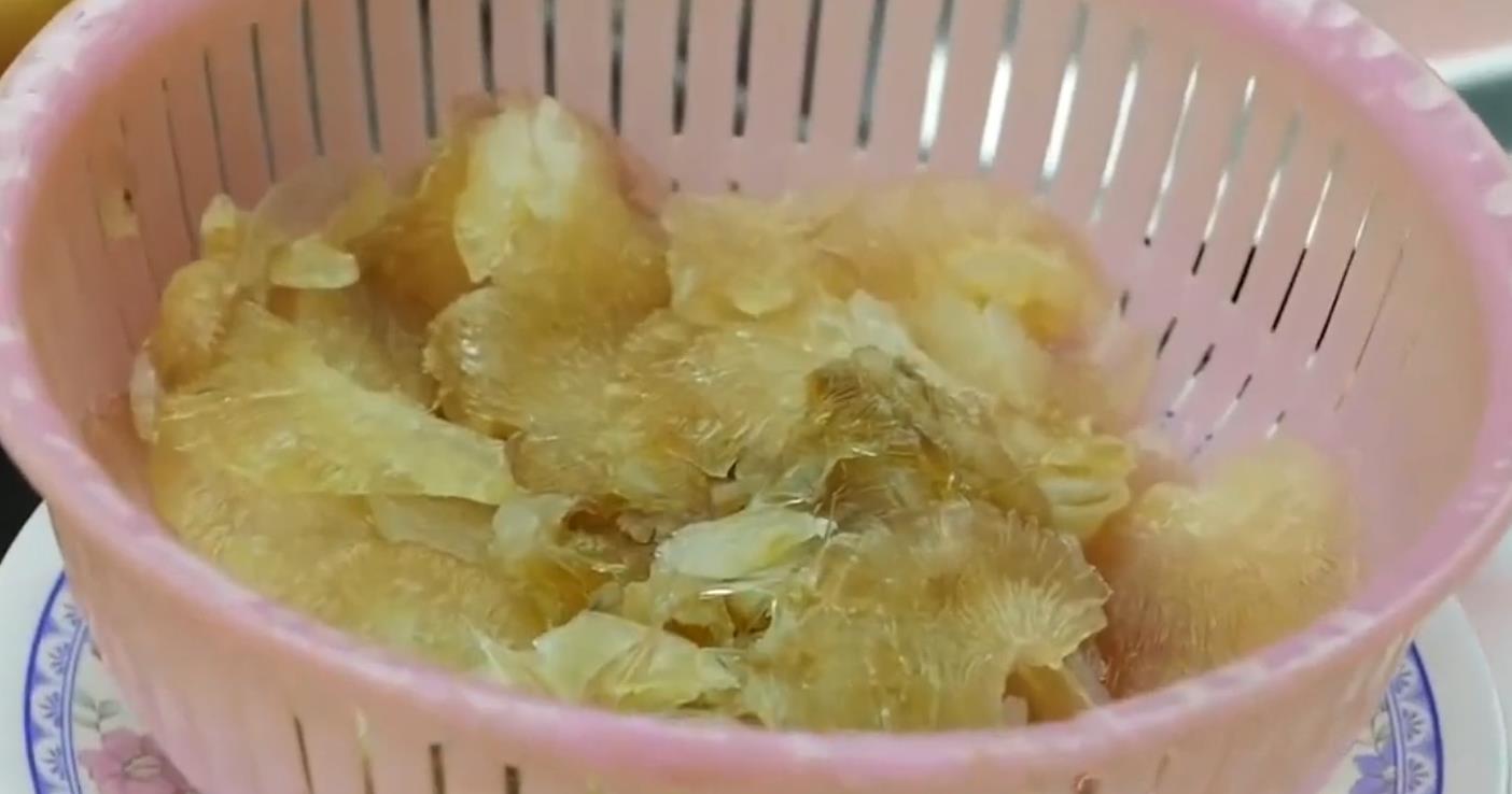 人类割掉鳍的鲨鱼还能活多久,鲨鱼的鳍被割掉后扔回大海