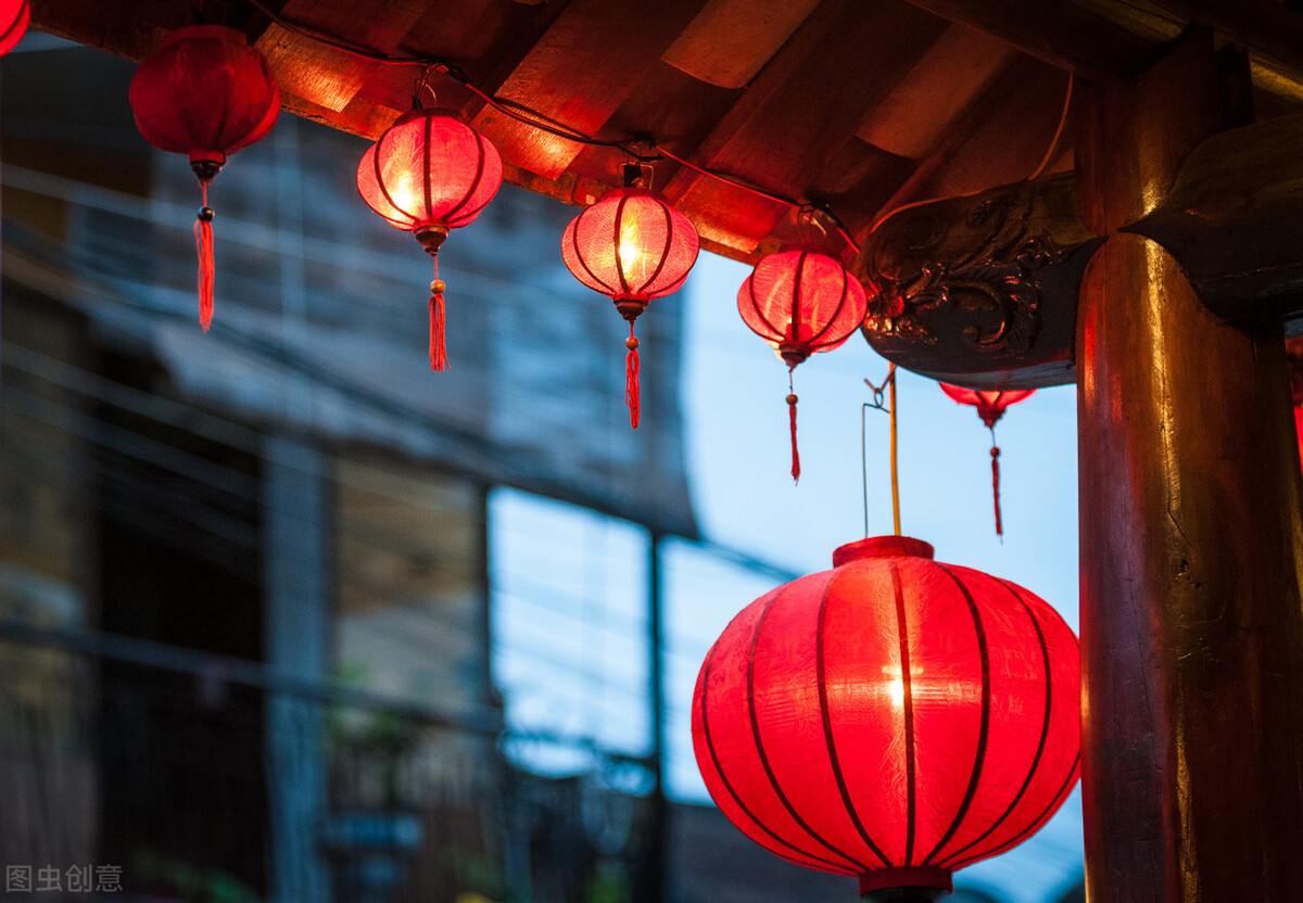 大红灯笼高高挂的现代散文,大红灯笼高高挂散文