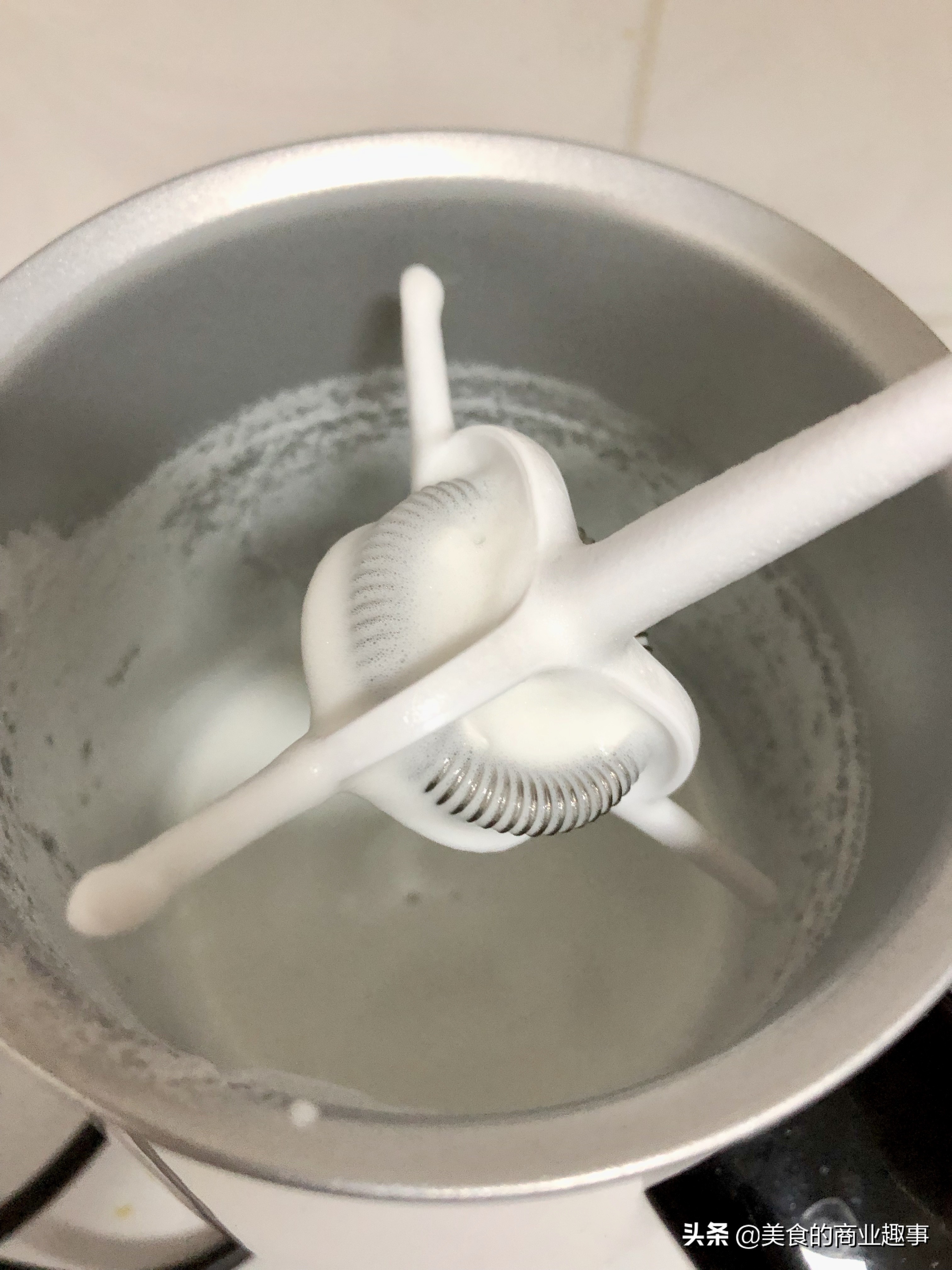 宅家办公，没咖啡机也能喝到一杯奶泡丰富的拿铁丨真实测评