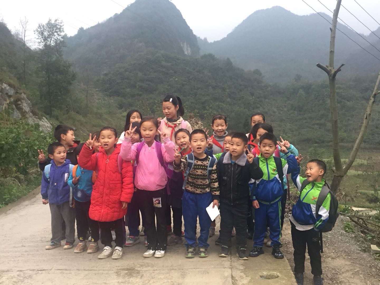 这支冠军足球队，教练教语文、数学、英语、音乐，还做饭，他带领毕节的孩子，踢足球踢出大山