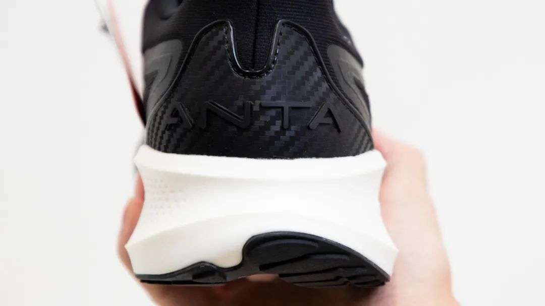 安踏和鸿星尔克跑鞋哪个穿上舒服,安踏跑鞋和鸿星尔克哪个好