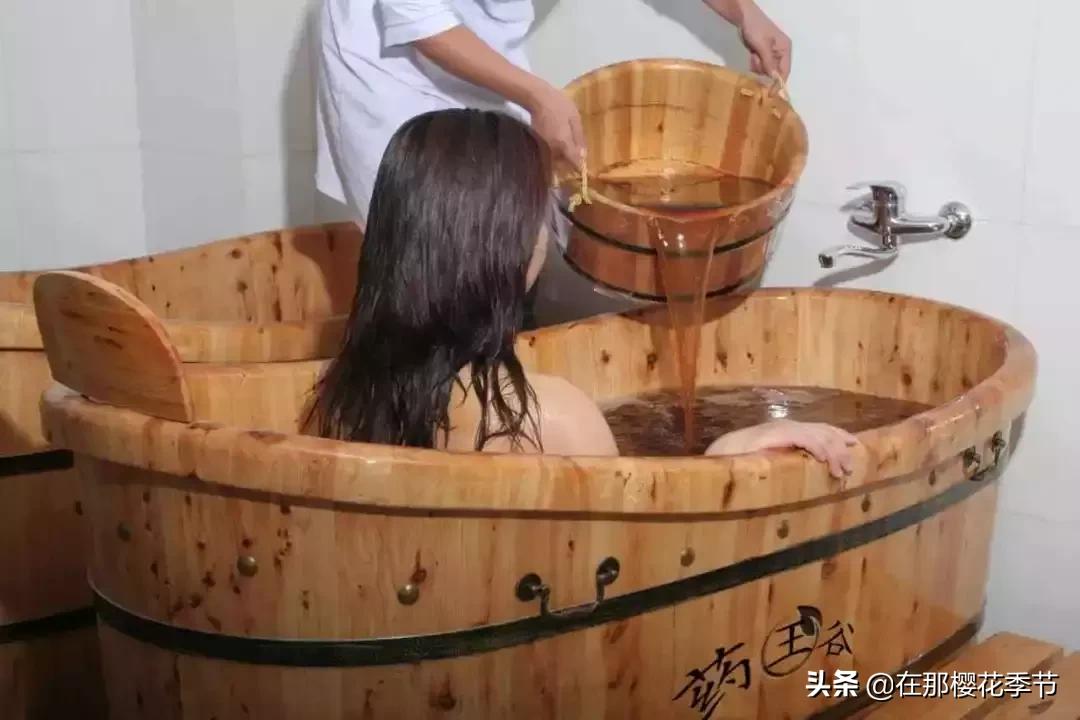 一位客家妈妈用艾草煮水给儿子洗澡，结果万万没想到.