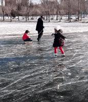 搞笑gif你以为我会乖乖地转圈吗,打着伞跳舞搞笑视频