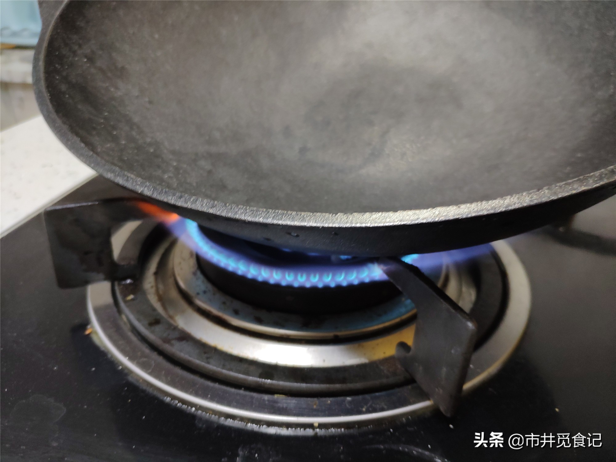 铁锅开锅方法怎么才不粘锅,新锅的正确开锅方法家用铁锅