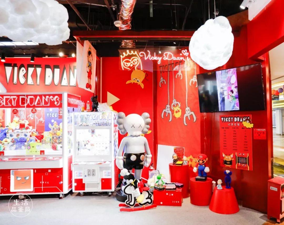 在魔都这家潮牌娃娃机店里，我竟然花了五块钱抓了个AJ