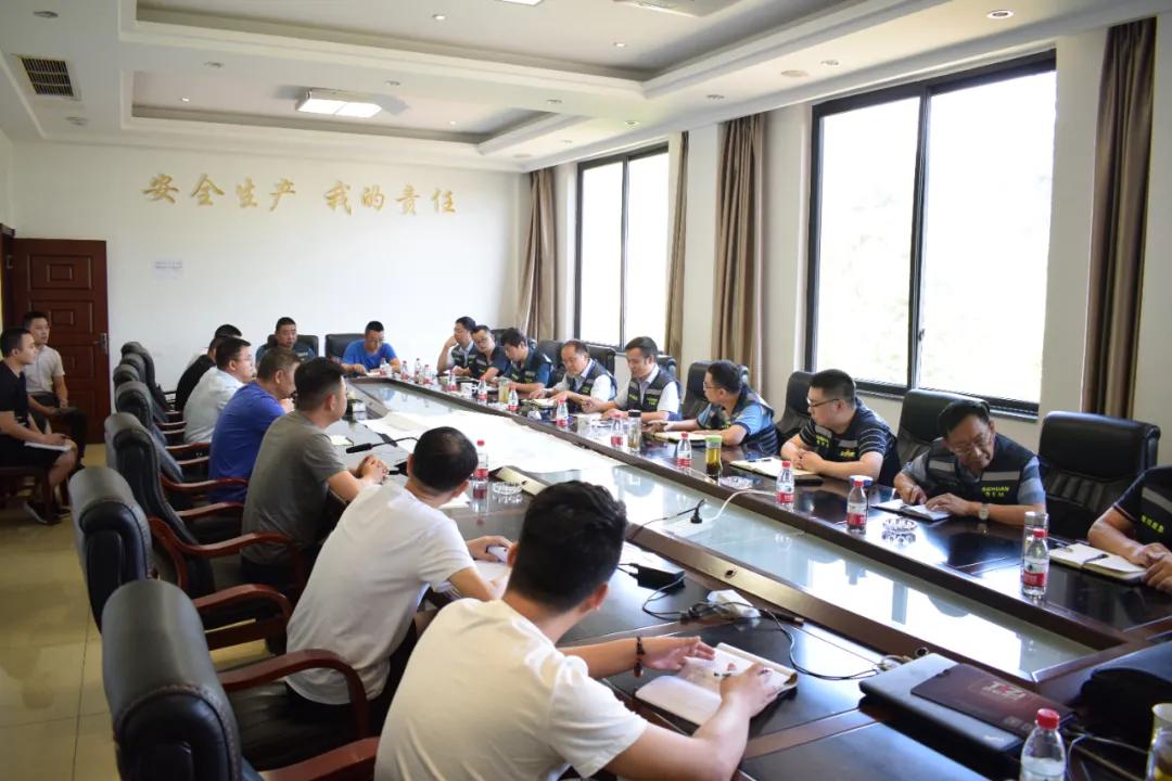 胆真大！电子手表竟带到煤矿井下执法人员：下井前不检查吗？