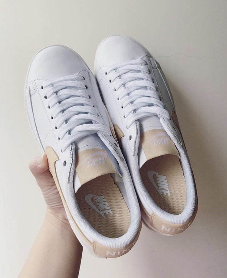 秋意・浓／9款网推最美大地、奶茶色球鞋　就是要当温柔小姐姐