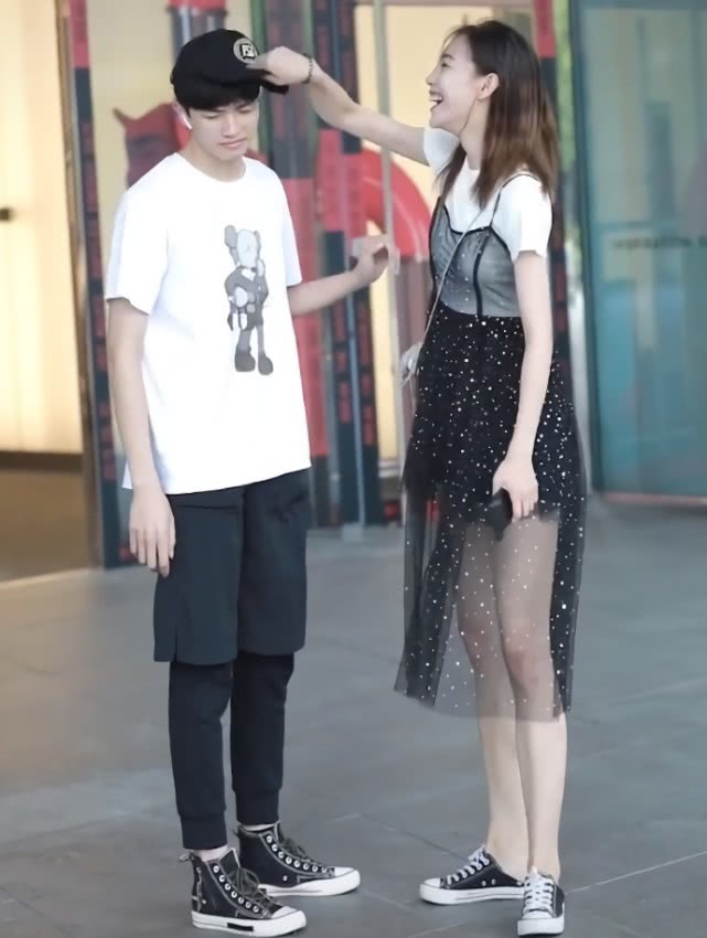 网纱裙怎么穿出高级感,黑色裙子拼接网纱怎么搭配