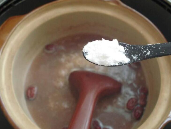 宝宝可以喝碱熬的粥吗,给宝妈熬小米粥可不可以放碱