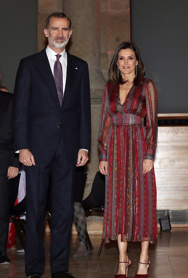 48岁西班牙王后穿西装,47岁西班牙王后真会穿雾霾蓝