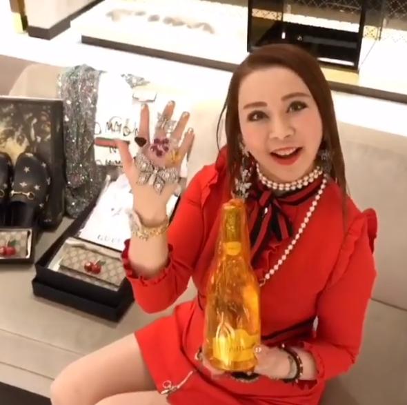 买大牌买到让总裁亲手写感谢信？这位日本女土豪，被封GUCCI女王