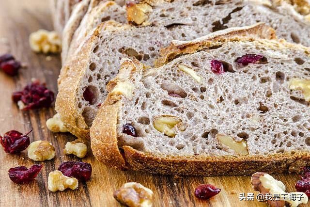 这果子从美国进口，中国是销量榜首，价格昂贵，我国自产卖不出去